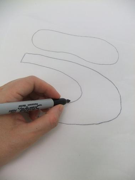 Draw the slipper pattern on thin paper