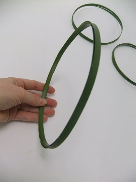 Cover the inside of the wire with a leaf