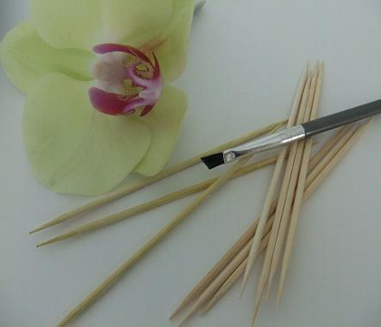 Stain wooden skewers with natural dye