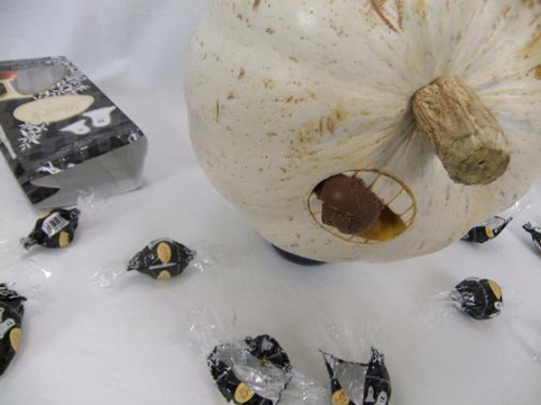 Detail of the mouth and teeth carved in the white pumpkin