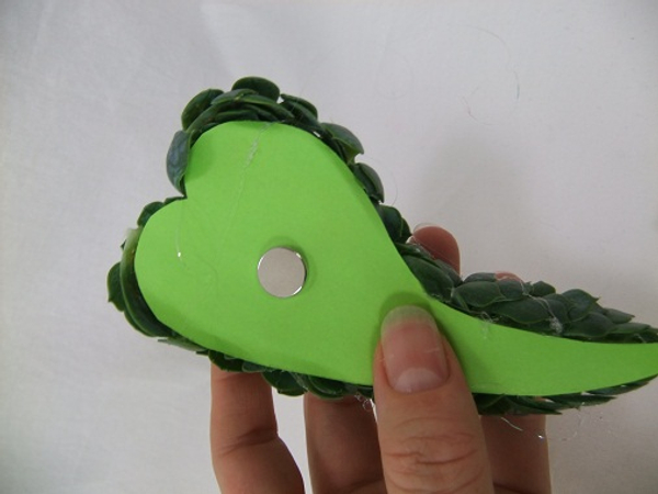 Cover all the foam with leaves and make sure the sides are very secure Cover all the foam with leaves and make sure the sides are very secure