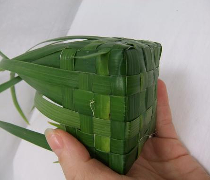 Weaving a gift box with a lid from palm leaves