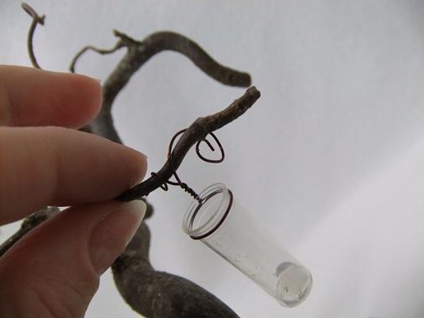 Butterfly feeler hooks for the swinging test tubes