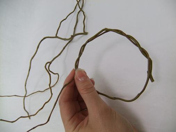 To build up a willow ball start weaving a wreath