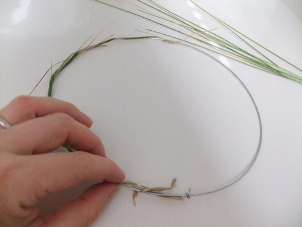 Cover the wire rings with blades and reeds of wild field grass.