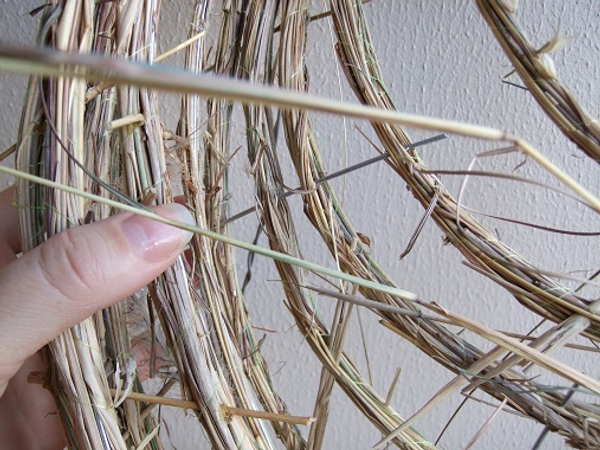 Press a few wire sections through to create contrast with the reeds.