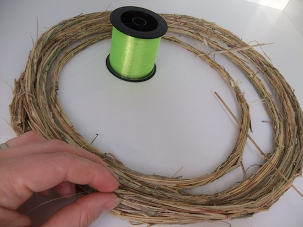 Start connecting the grass rings with reed sections.