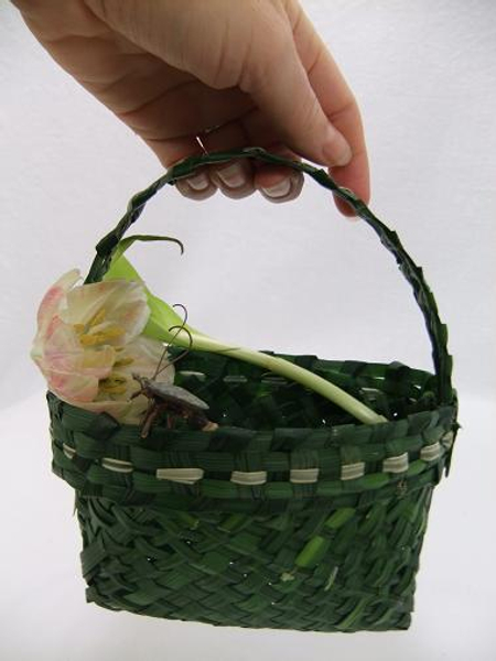 A hand basket woven from green grass