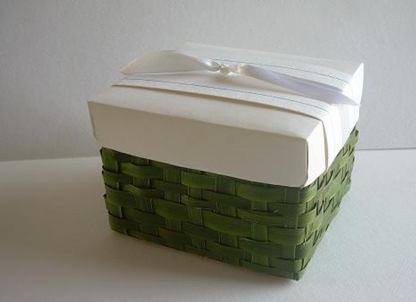 Weave a wedding favor box and add a paper lid