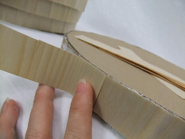 Glue the strips of Kyogi paper to the cardboard logs.