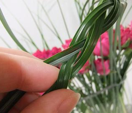 A plait, a braid or a French knot grass collar