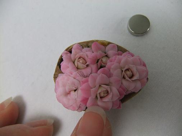 Glue the Kalanchoe 'Calandiva Pink' blossoms to cover the magnet.