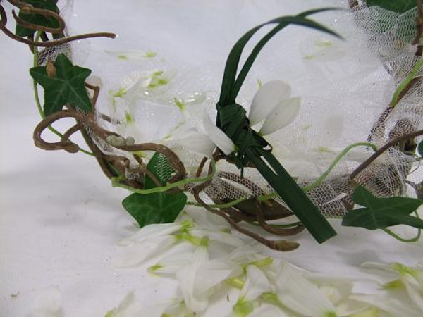 Chrysanthemum petals to scatter.