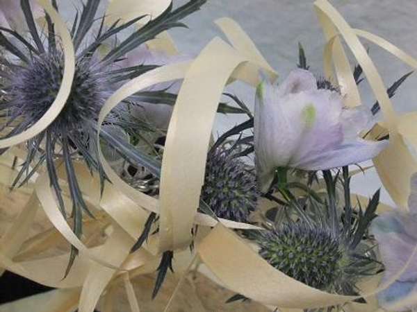 Curl the Kyogi paper over the flowers and test tubes. Curl the Kyogi paper over the flowers and test tubes.