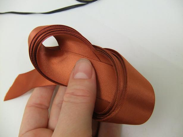 Fold the last bit of ribbon to the back.