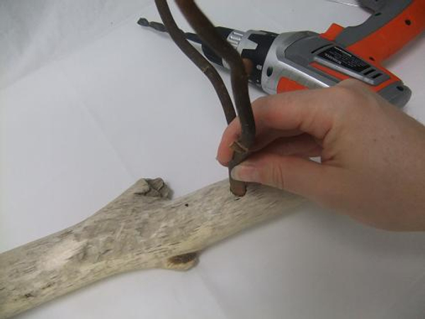 Glue a willow twig with a fork in it into the driftwood hole. Glue a willow twig with a fork in it into the driftwood hole.