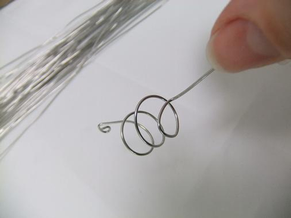 Make sure the top spiral points out and the bottom wire covers the opening.