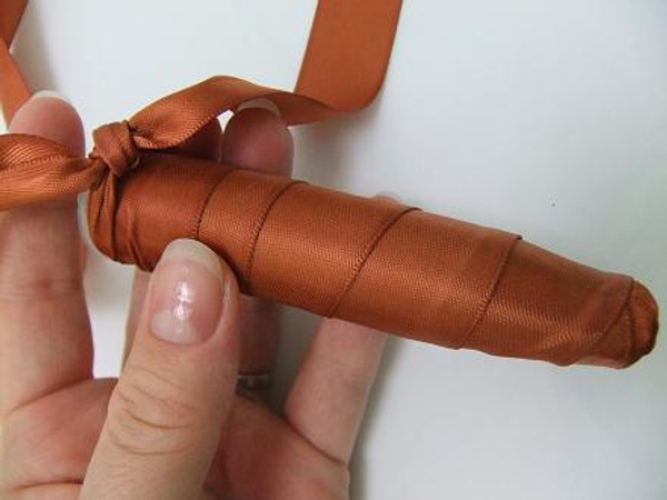 Tie the two ribbon ends in a tight knot.