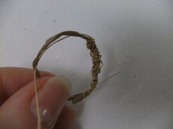 Wrap a raffia ring.