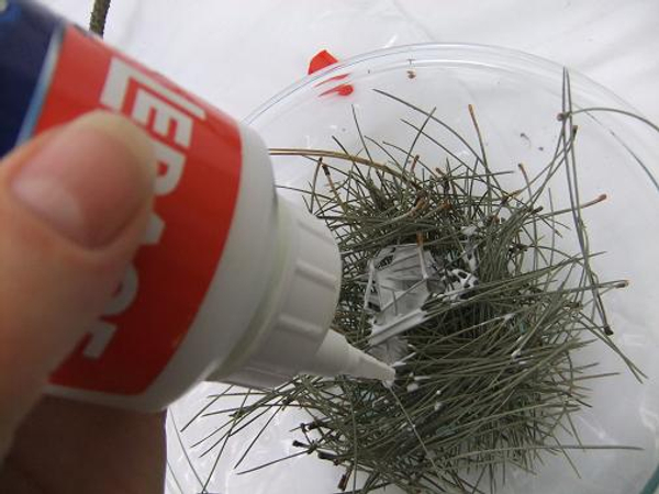 Pour wood glue over the pine needles
