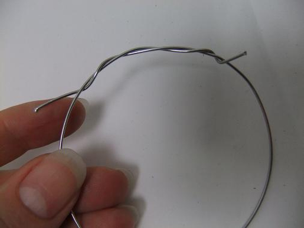 Adjust the size ot the wire circle and twist the end pieces