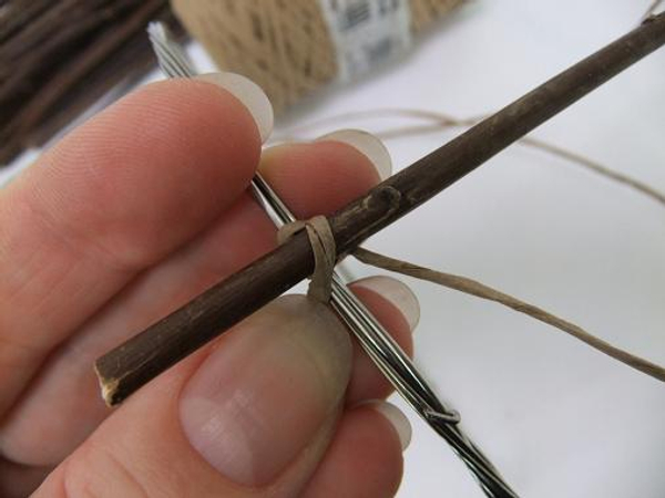 Bind the twig to the circle with bind wire