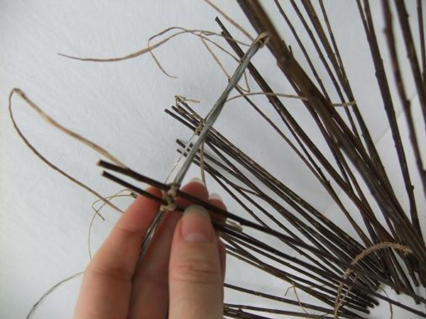 Bind two twigs in the middle of each of the quarters