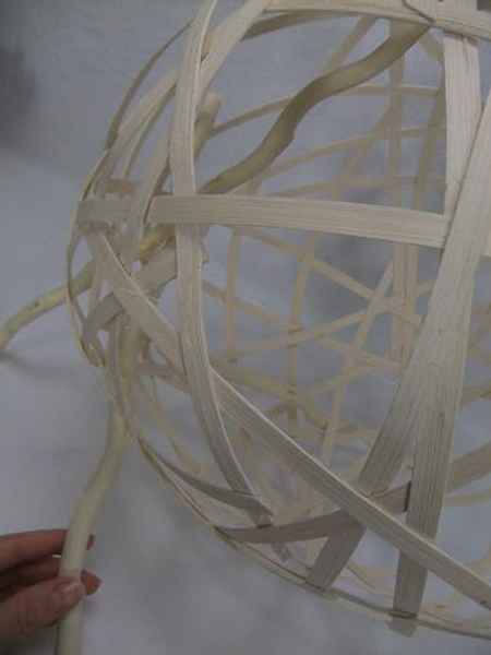 Cut a Mitsumata white bleached branch in three and fit it into the armature