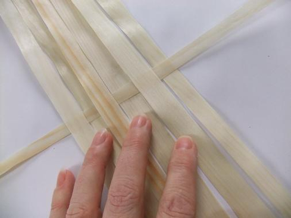 Start a plain weaving pattern with strips of Kyogi paper.