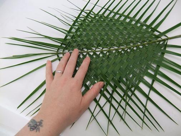 Wiggle each leaf to create a tight and neat weave Wiggle each leaf to create a tight and neat weave