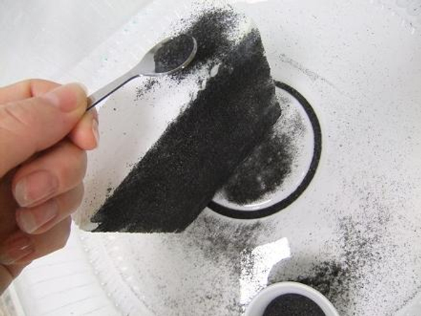 Sprinkle an even layer of black sand on the block. Sprinkle an even layer of black sand on the block.
