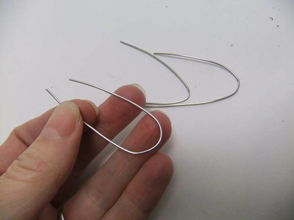 Cut and bend three short wires for feet