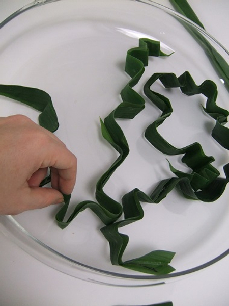 Set the leaf garland in a shallow container