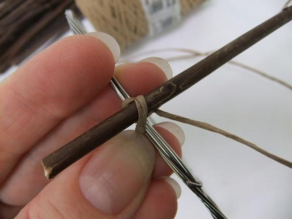 Bind the twig to the circle with bind wire