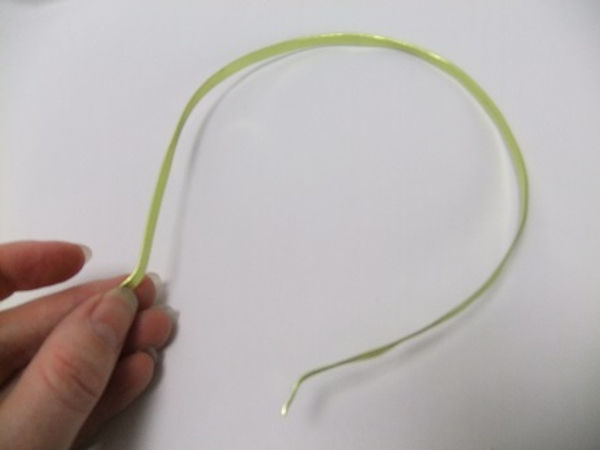 Bend the wire in the shape of an Alice band.jpg