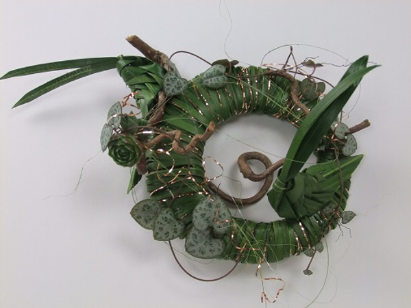 Foliage corsage using a corsage magnet