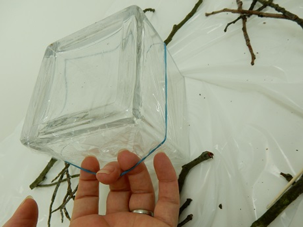 Stretch an elastic band around the cube vase