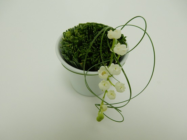 Tie the lily of the valle with grass
