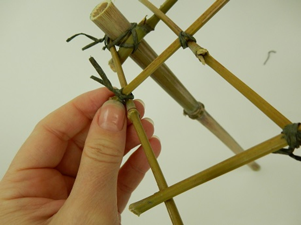 Try to latch all the connection points. Try to latch all the connection points.