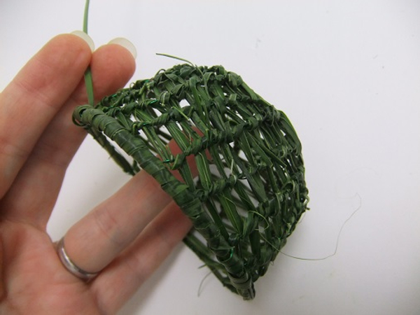 Neatly finish the design by wrapping a strand of grass to cover the wire around the rim