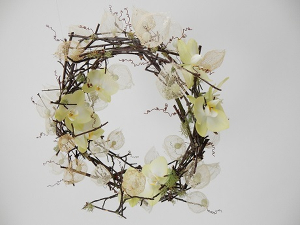 Glued twig wreath design Glued twig wreath design
