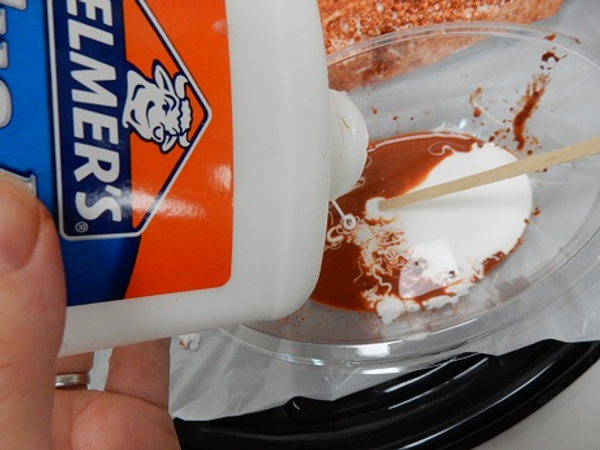 Pour wood glue and warm water in the paint bowl.