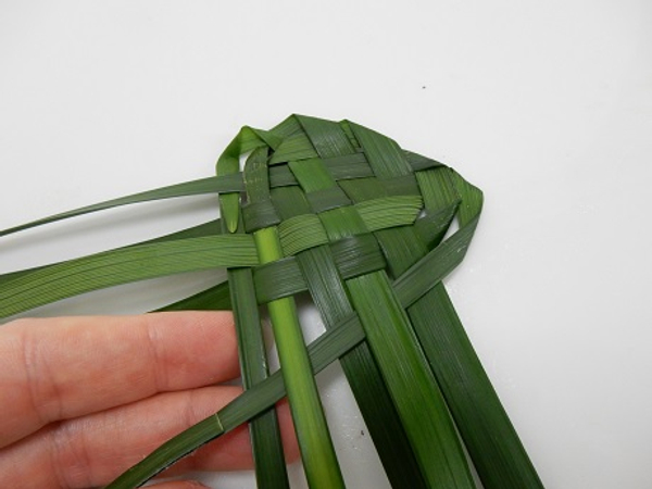 Fold the last top right leaf over and then under and weave it through