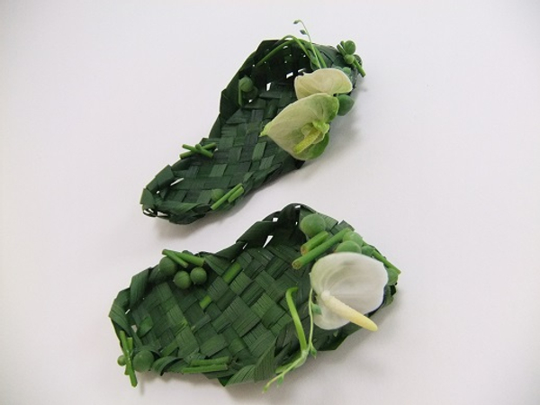 Weaving foliage shoes.