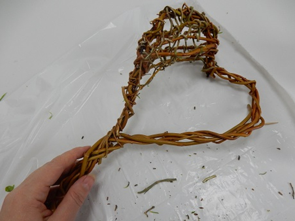Wrap twigs until the basket is complete Wrap twigs until the basket is complete
