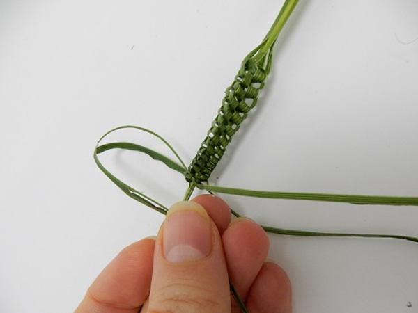 Fold the blades two to each side Fold the blades two to each side