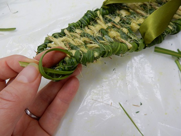 Secure the grass with a knot Secure the grass with a knot