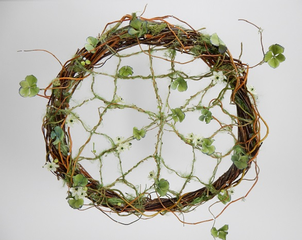Weave a willow wreath to weave the dream-catcher on