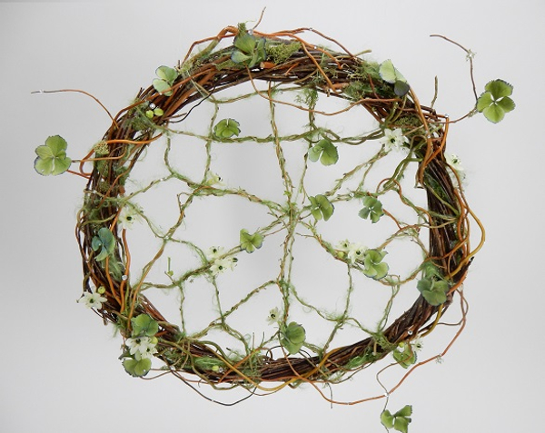 Weave a willow wreath to weave the dream-catcher on Weave a willow wreath to weave the dream-catcher on