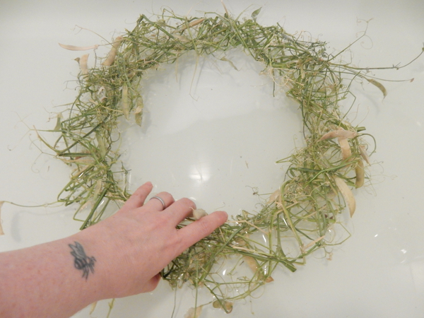 Carefully lift the wreath from the water and set aside to dry out Carefully lift the wreath from the water and set aside to dry out